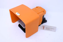 Load image into Gallery viewer, Univer AM-5001 Foot Valve